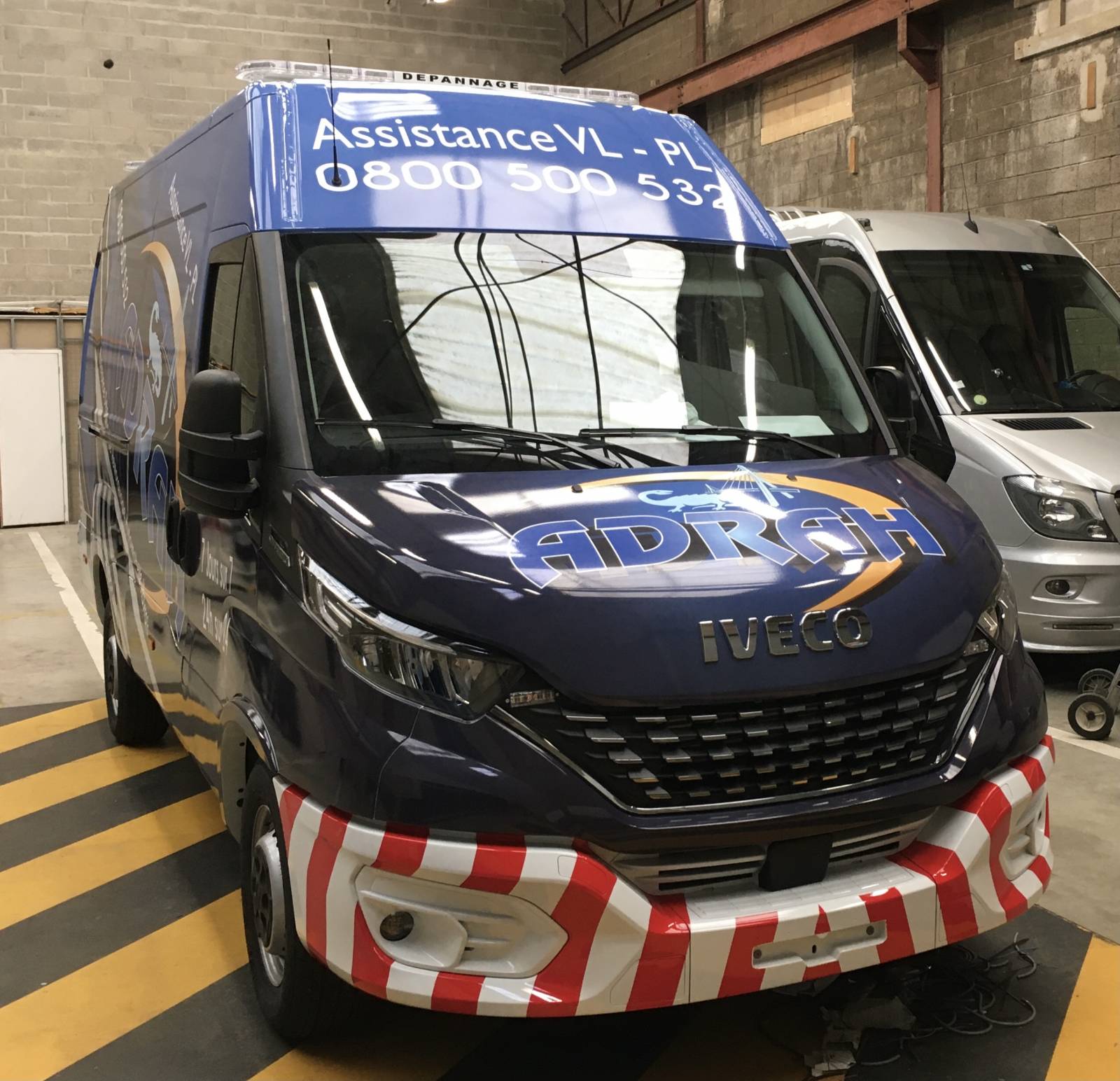 Pose d'adhésifs publicitaires sur une camionnette ADRAH à Gonfreville-l'Orcher