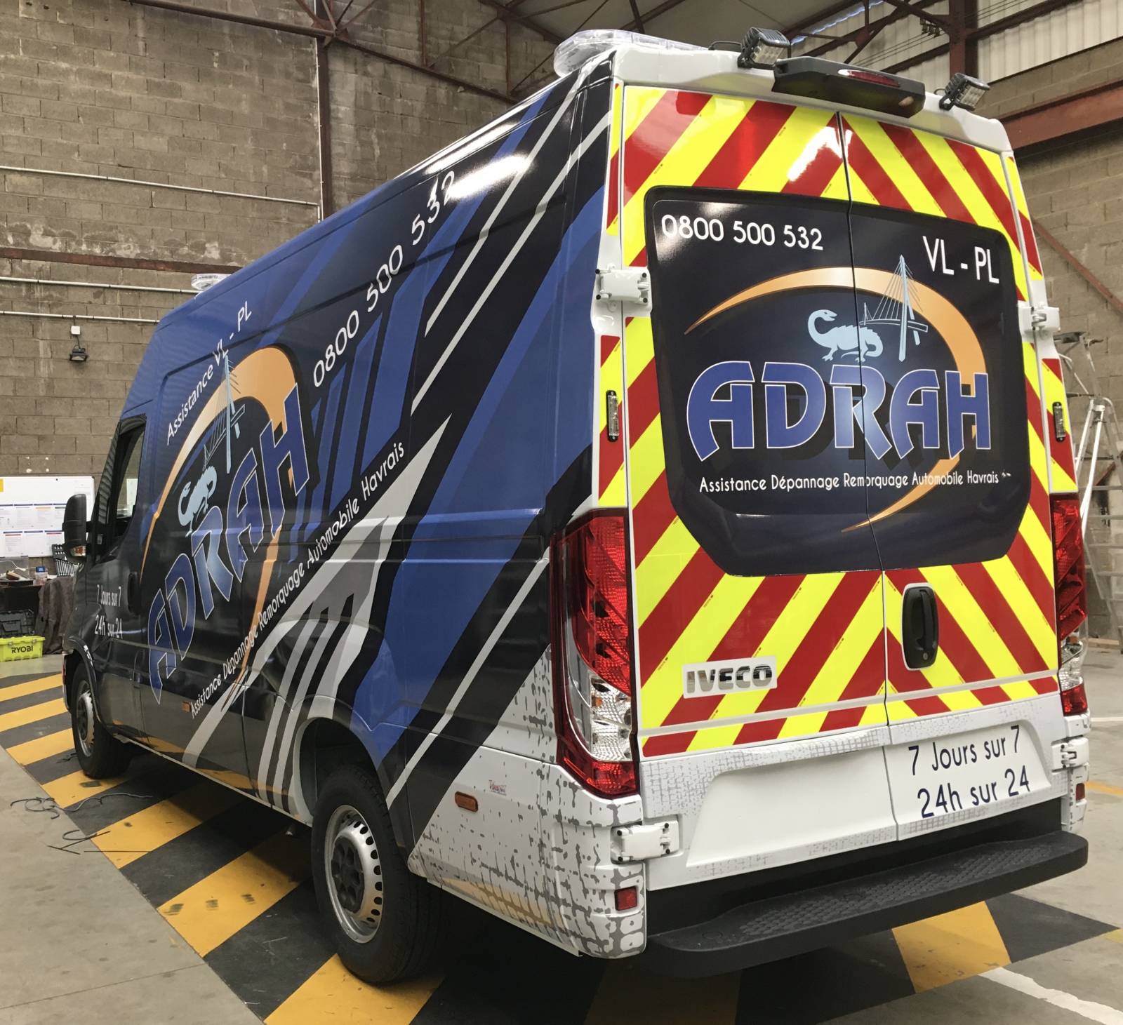 Pose d'adhésifs publicitaires sur une camionnette ADRAH à Gonfreville-l'Orcher