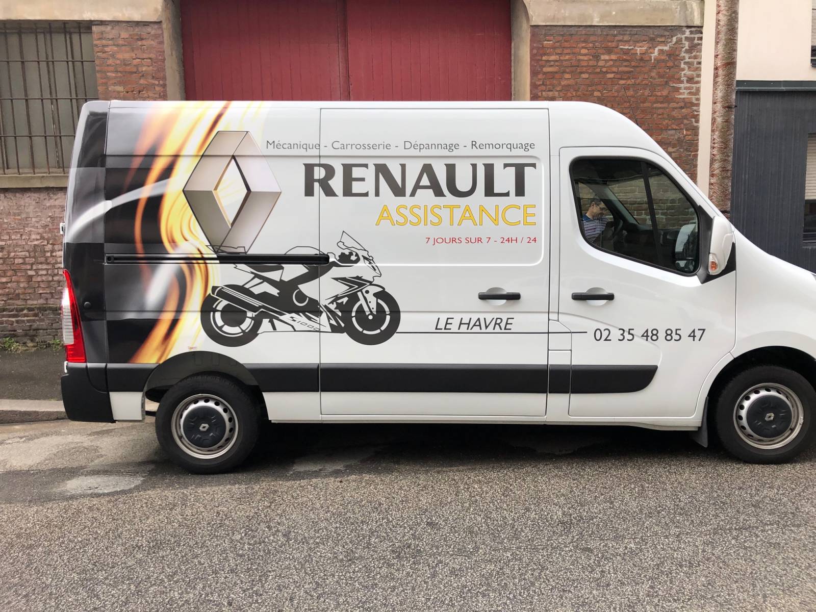flocage d'une camionnette pour la marque Renault sur Le Havre