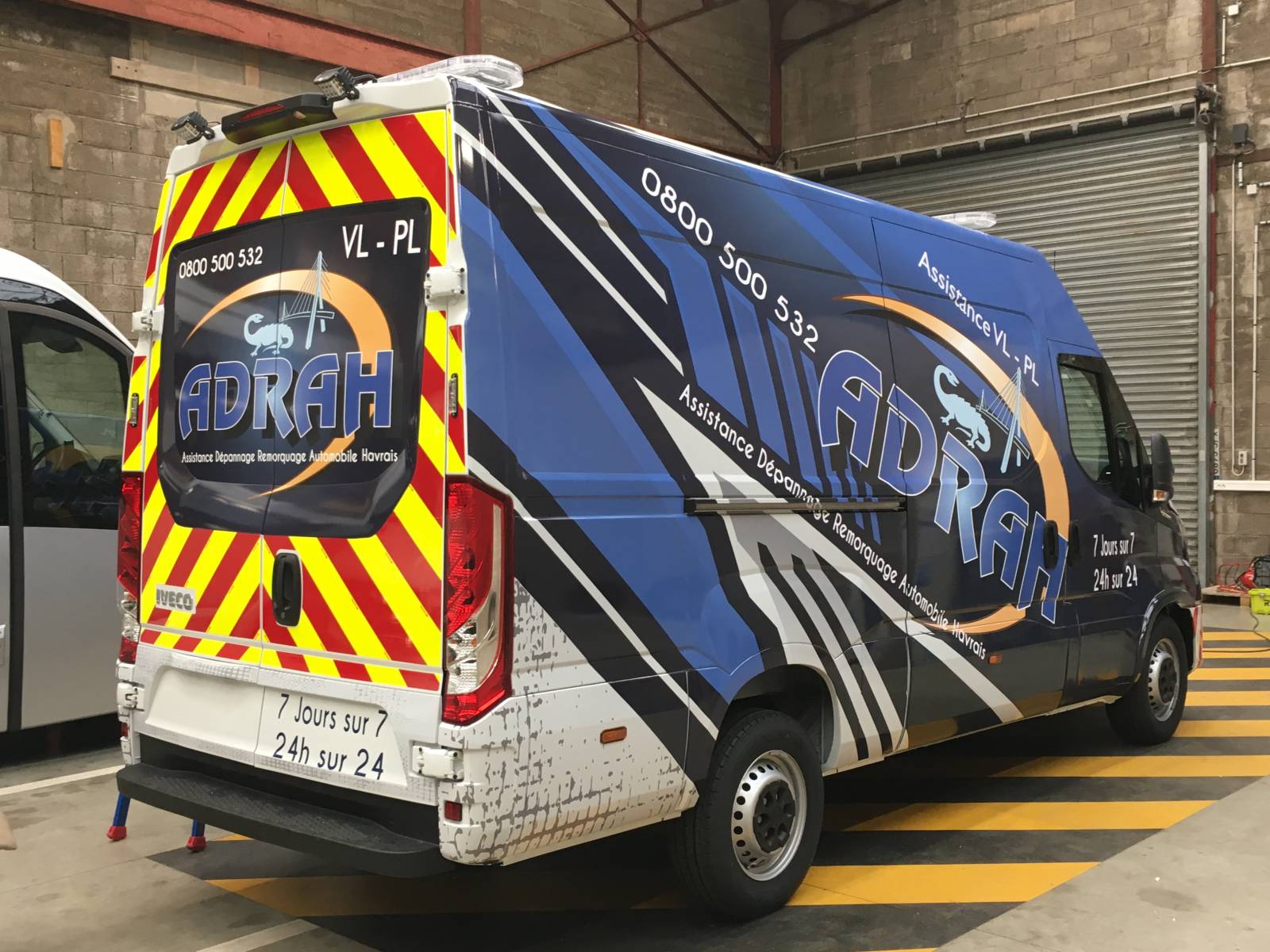 Pose d'adhésifs publicitaires sur une camionnette ADRAH à Gonfreville-l'Orcher