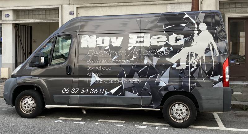 Pose d'un covering publicitaire sur une camionnette noire Peugeot pour Nov Elec une entreprise d'électricité cordiste au Havre