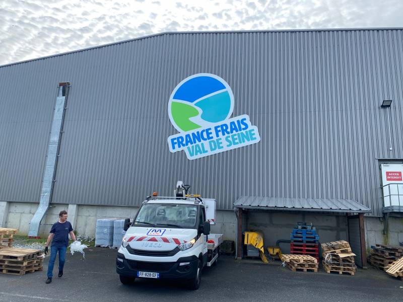 Fabrication et pose de l'enseigne de France Frais Val de Seine à Bretteville-du-Grand-Caux