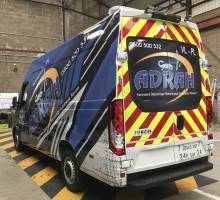Pose d'adhésifs publicitaires sur une camionnette ADRAH à Gonfreville-l'Orcher