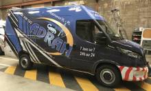 Pose d'adhésifs publicitaires sur une camionnette ADRAH à Gonfreville-l'Orcher