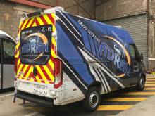 Pose d'adhésifs publicitaires sur une camionnette ADRAH à Gonfreville-l'Orcher