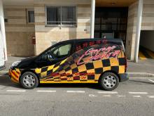 Covering publicitaire d'un utilitaire noir pour le Garage Lebarq à Gonneville-la-Mallet