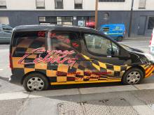 Covering publicitaire d'un utilitaire noir pour le Garage Lebarq à Gonneville-la-Mallet